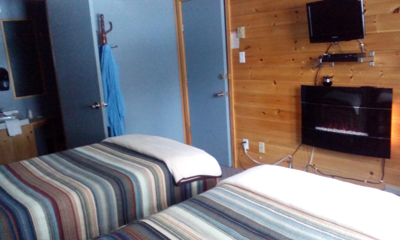 Spectacle Lake Lodge Банкрофт Экстерьер фото